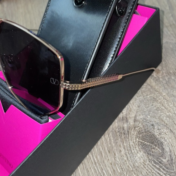 24HR DROP ⬇️ Valentino Rock Stud Black and Gold Sunglasses - Picture 5 of 6